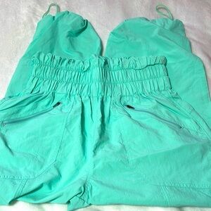 Size M , Teal in color Windbreaker 100 % Nylon